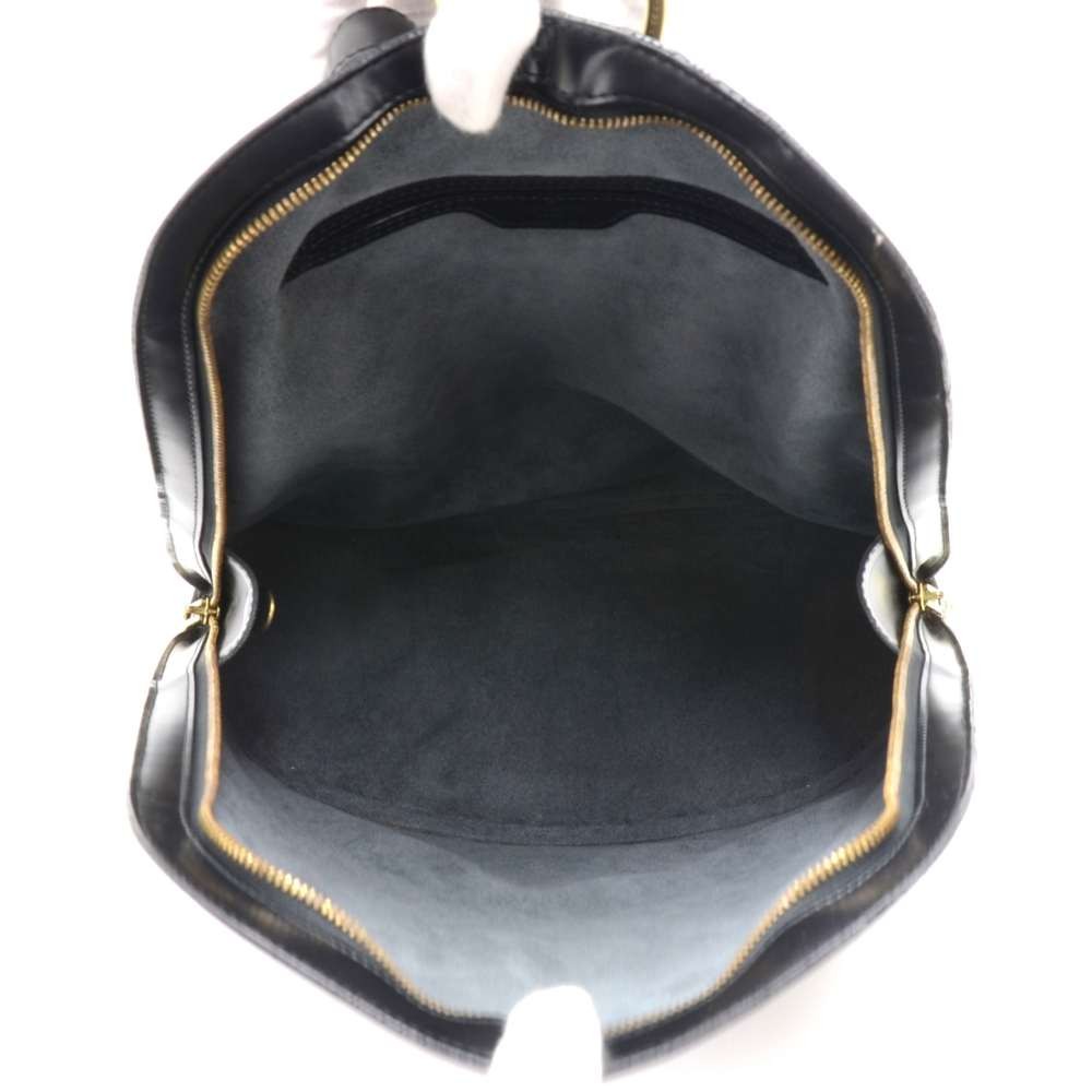 Sold at Auction: Louis VUITTON, Gobelin, sac à dos en cuir épi noir, une  poche extérieure, une poche intérieure. 35 x 31 cm. Excellent état.  Gobeli