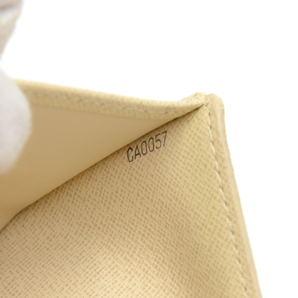 Louis Vuitton - Portefeuille à fermeture éclair compact en toile enduite de  damier azur blanc Koala En vente sur 1stDibs