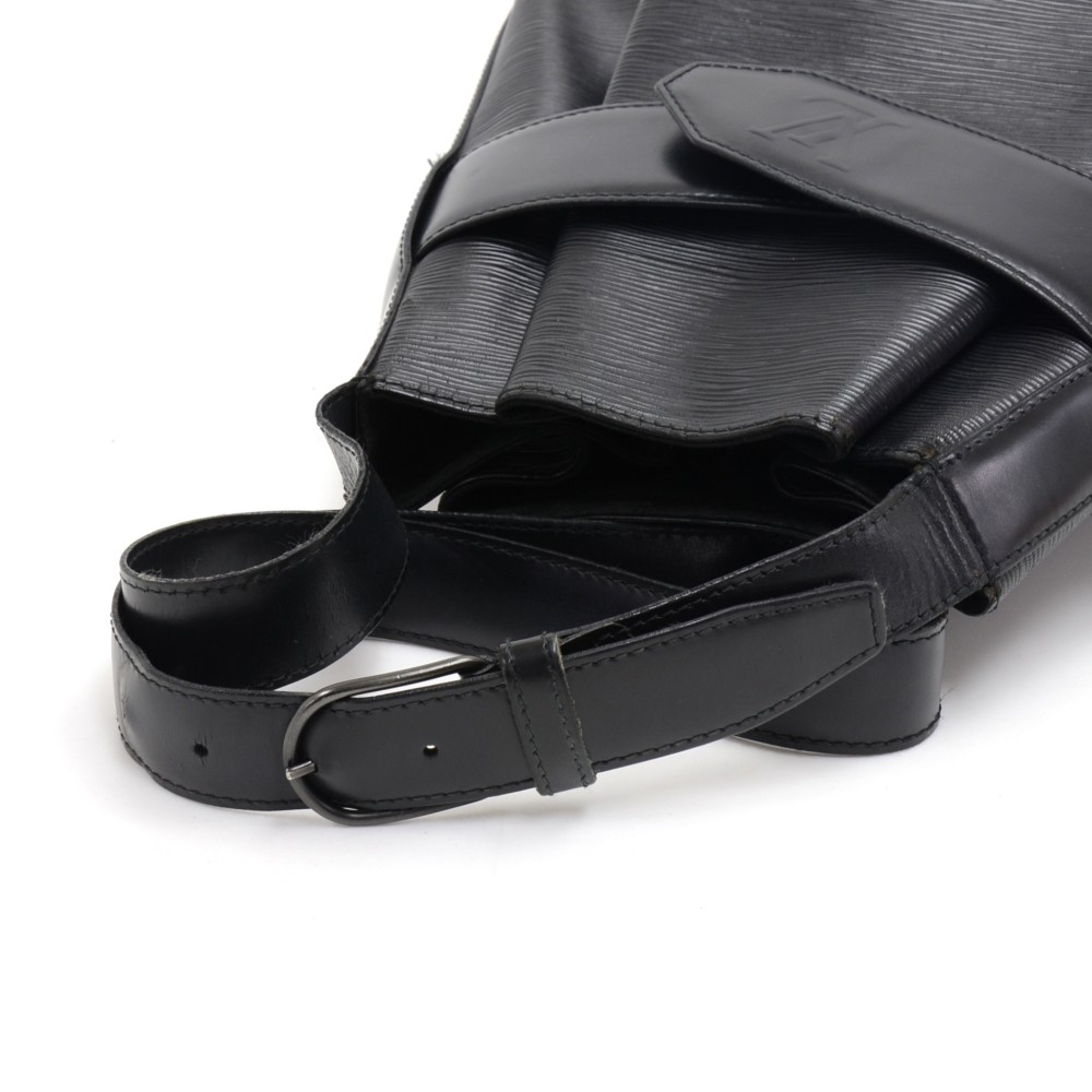 Louis Vuitton Black Epi Leather Noir Sac D'epaule with Pouch Twist Bucket  1LV104 For Sale at 1stDibs
