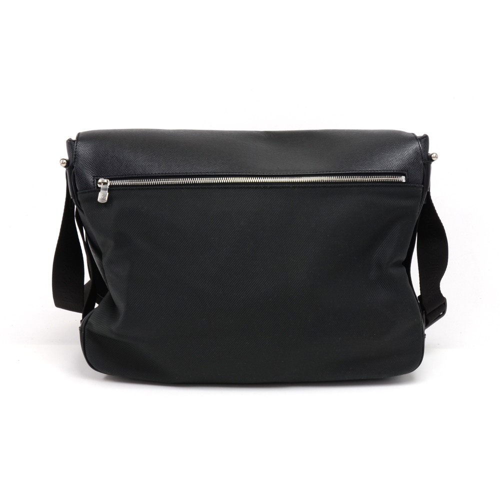 Louis Vuitton Taiga Dersou Messenger Bag - Black Messenger Bags, Bags -  LOU796417