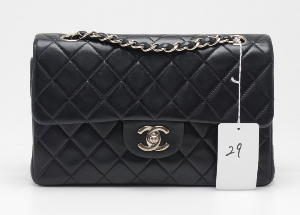 Chanel quilted discount bag silver chain
