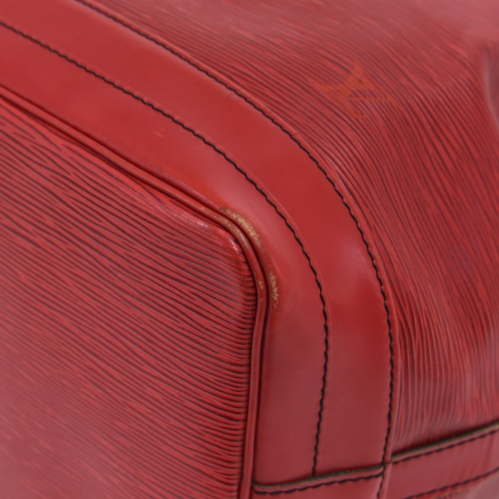 Louis Vuitton petit Noé shopping bag in red epi leather
