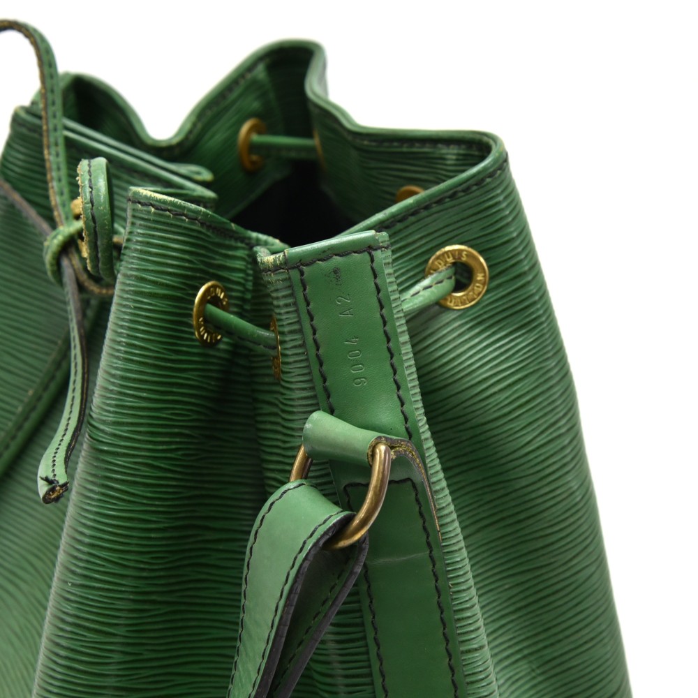 Louis Vuitton Petit Noé Leather Shoulder Bag (pre-owned) in Green