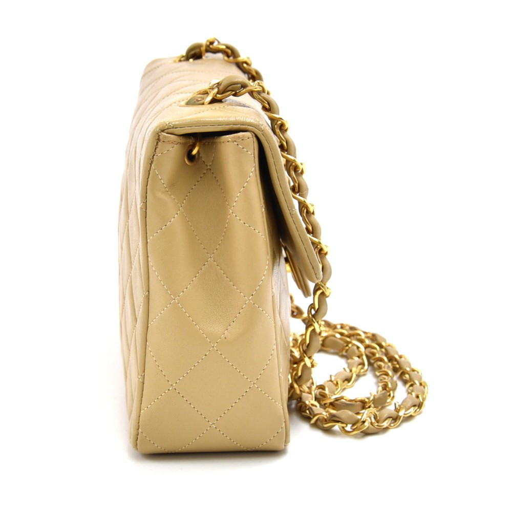 Chanel Timeless/Classic shoulder flap bag in beige quilted lambskin leather,  GHW For Sale at 1stDibs