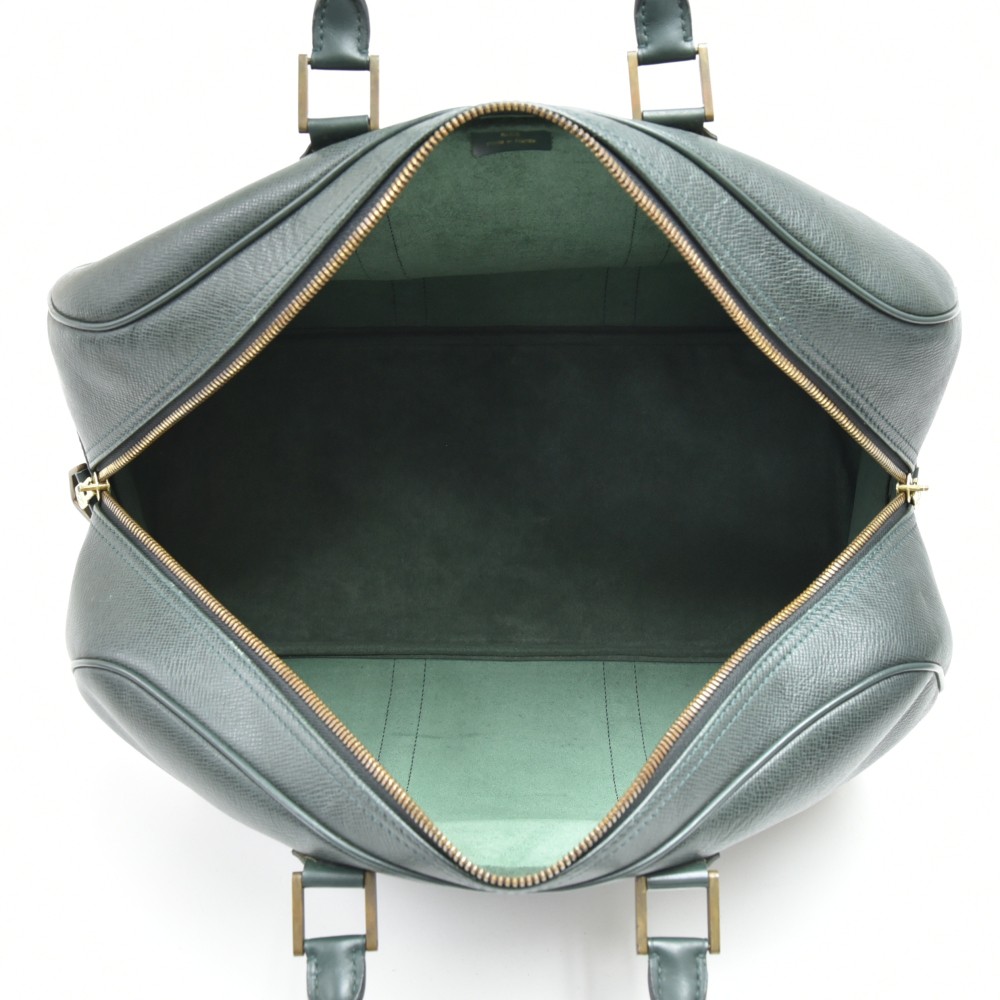 Louis Vuitton Green Taiga Baikal Dark green Leather ref.302759 - Joli Closet