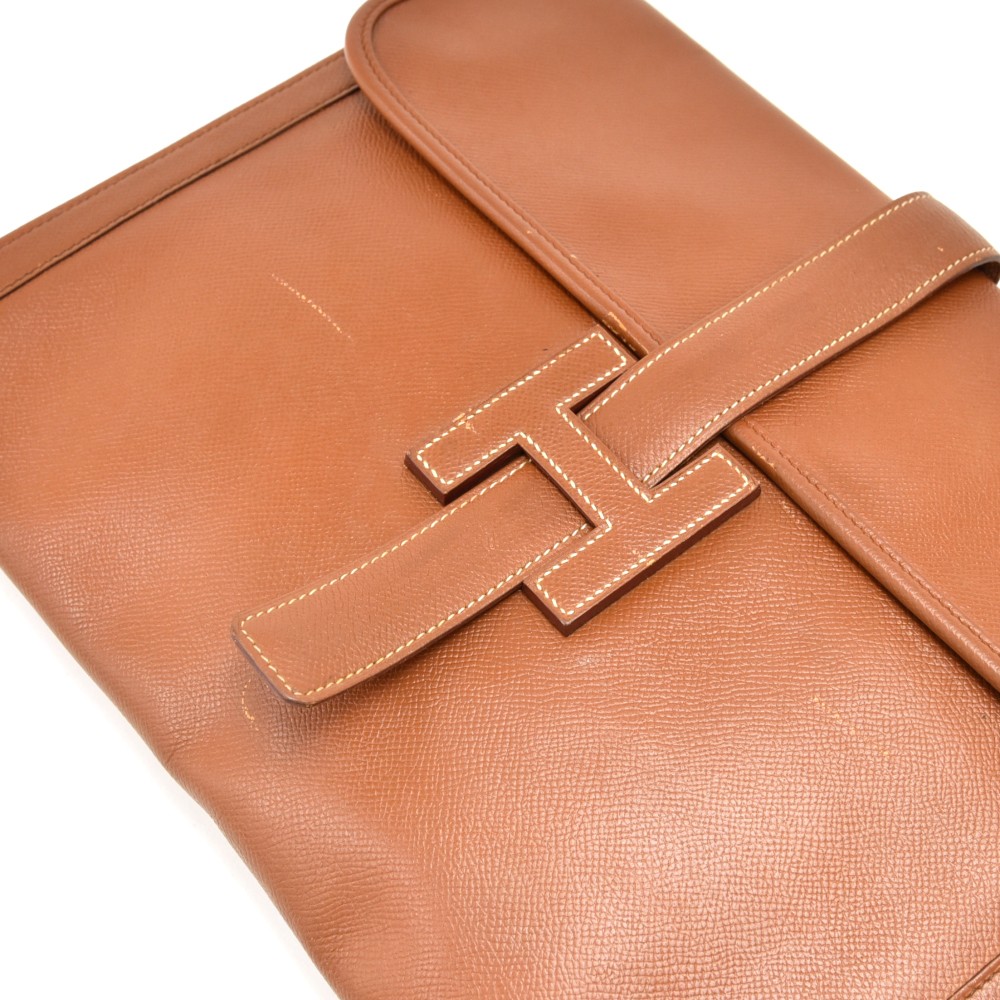 HERMES Jige clutch bag in brown Courchevel calfskin, in…