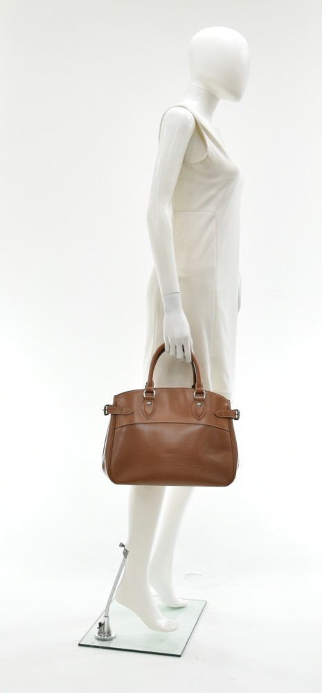 Passy leather handbag Louis Vuitton Camel in Leather - 24119422