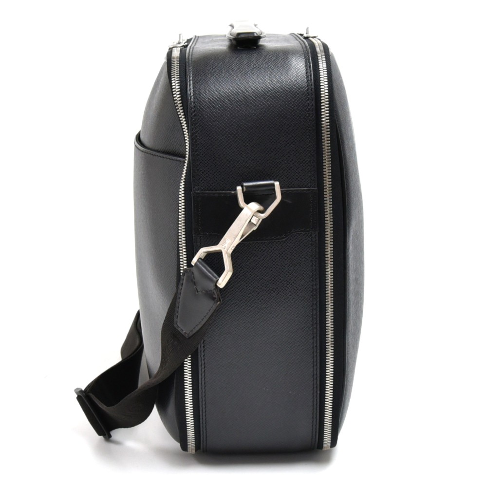 Authentic Louis Vuitton Cuir Taiga Tura 2 Way Black Men's Shoulder Travel  Bag