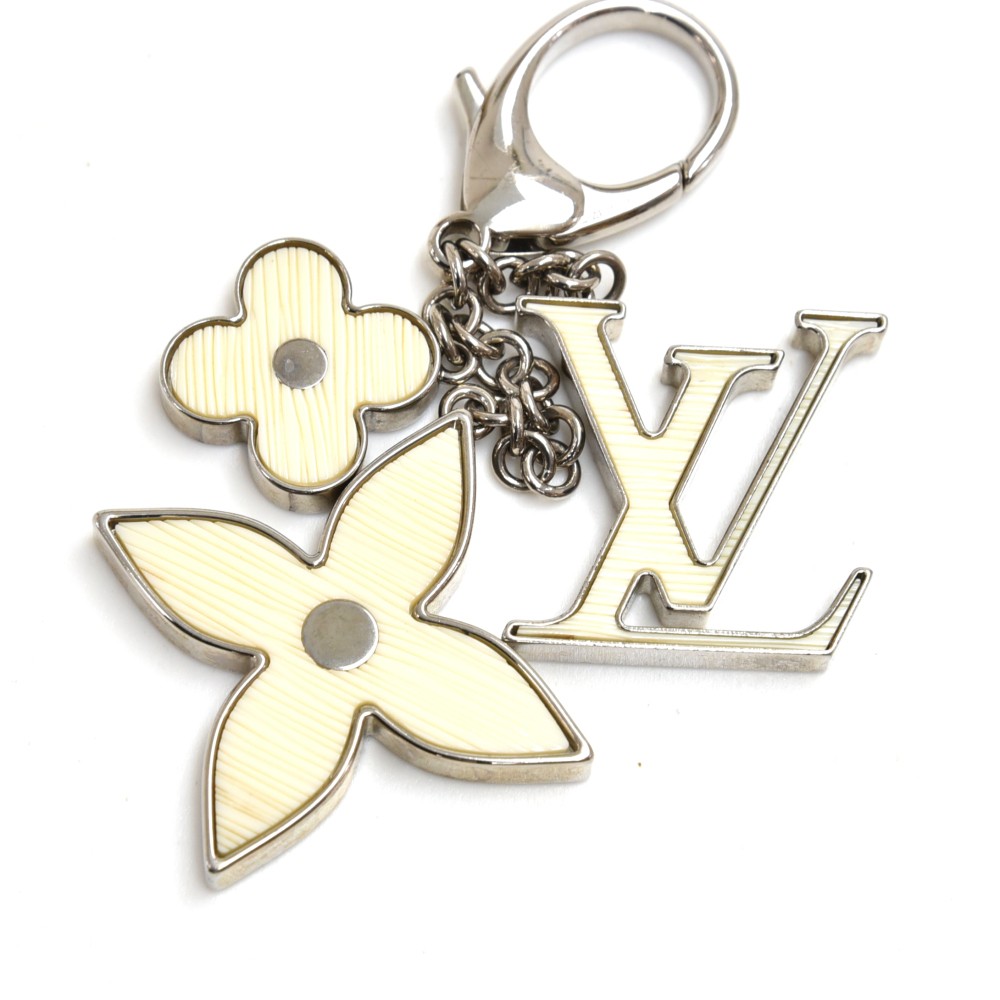 Louis Vuitton keychain : 1570 , flowers : 200🤍
