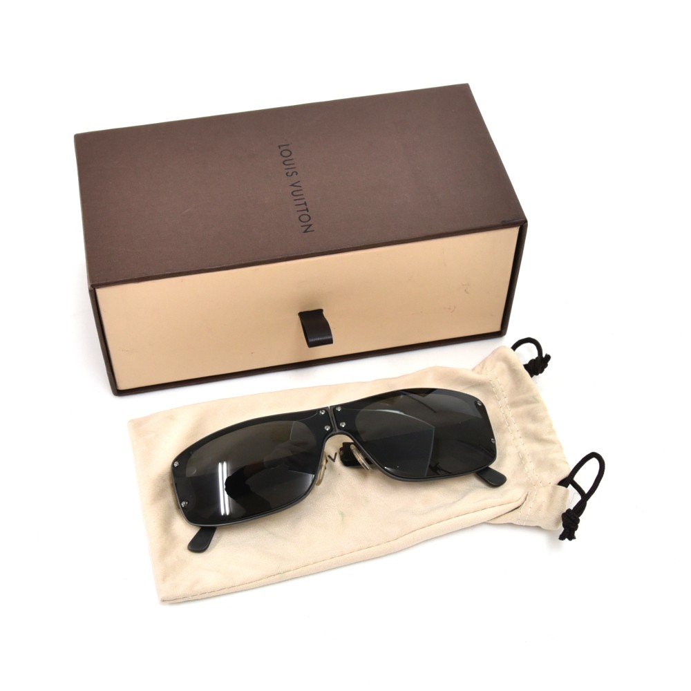 LOUIS VUITTON Men’s Folding Evasion Sunglasses w Damier Graphite Case |  Luxity