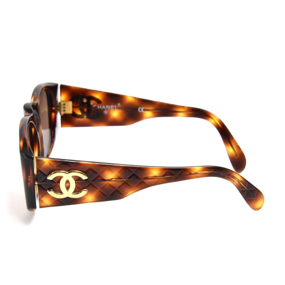 Sunglasses Chanel Gold in Metal - 34159451