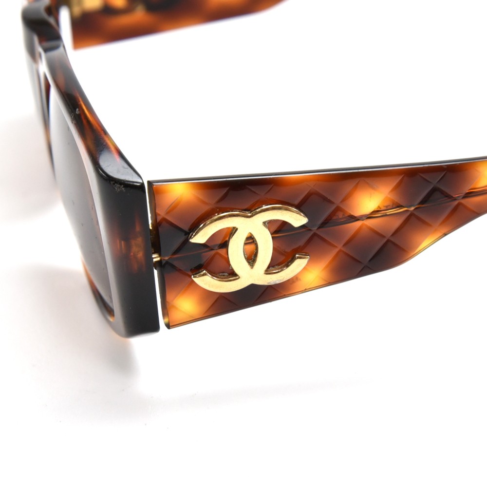 Chanel Vintage Chanel Quilted Tortoise Shell & Gold CC Logo