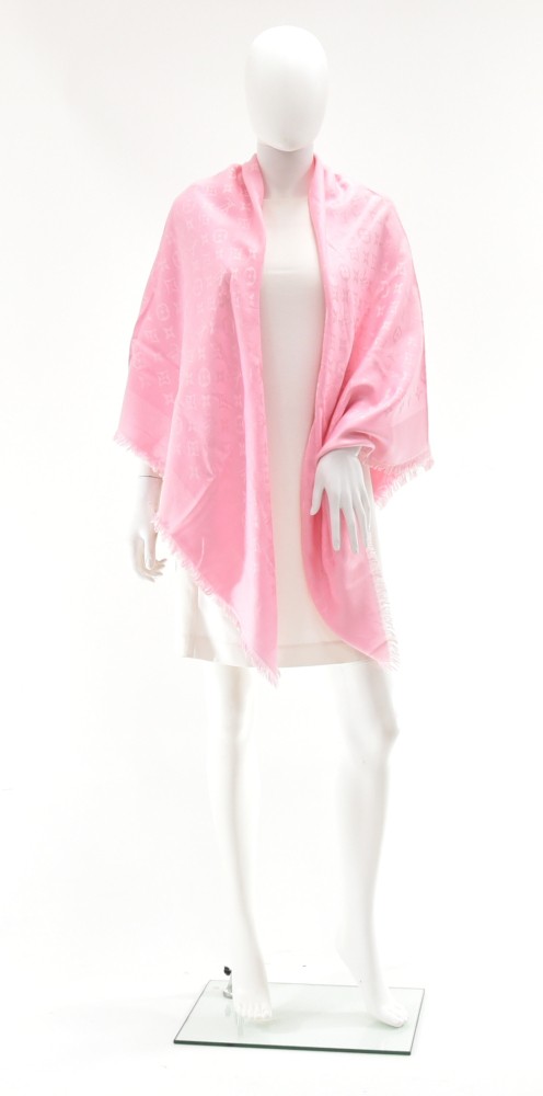LOUIS VUITTON. Wool (40%) and silk (60%) shawl in pink c…