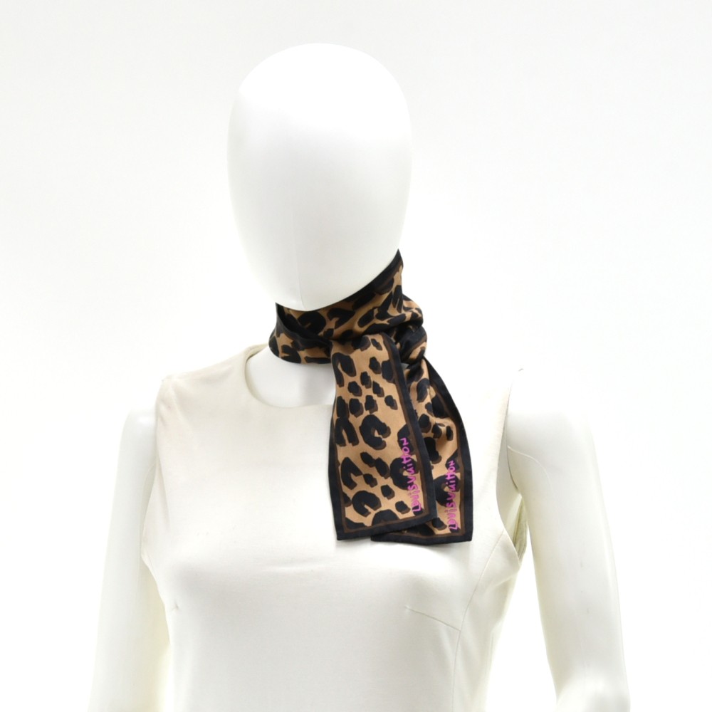 foulard leopard and monogram Louis Vuitton #louisvuitton #scarf #foulard
