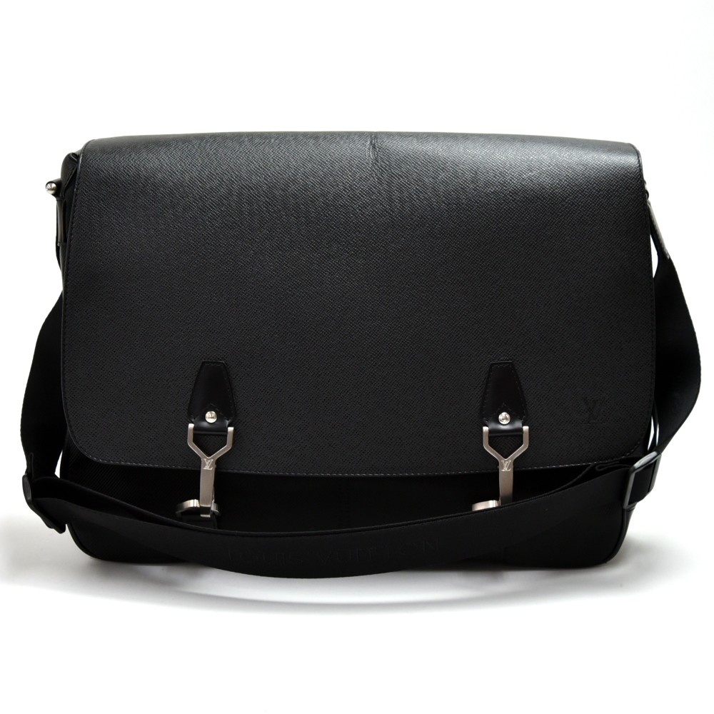 Louis Vuitton Black Taiga Leather Dersou Messenger Bag - Yoogi's