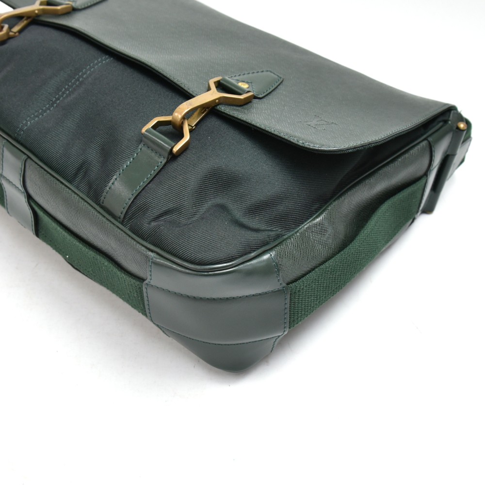 Louis Vuitton Dark Green Ardoise Taiga Leather Beloukha Messenger Bag –  Bagriculture