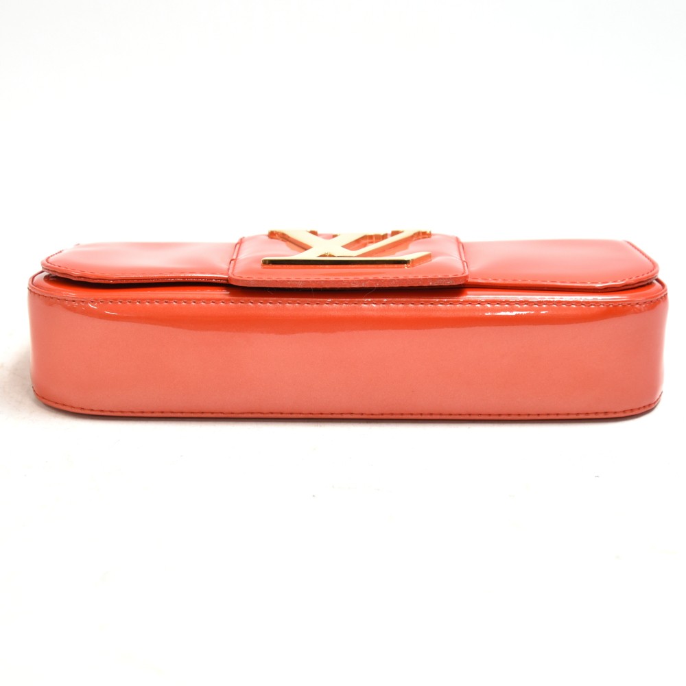Leather clutch bag Louis Vuitton Red in Leather - 32454393