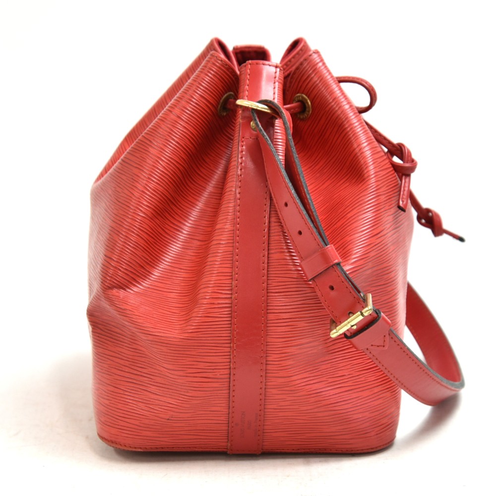 Noe leather handbag Louis Vuitton Red in Leather - 37882406