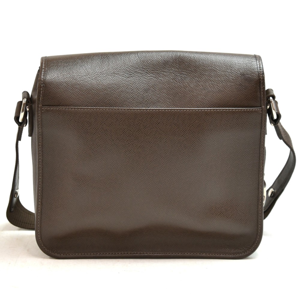 Louis Vuitton Grizzli Taiga Leather Andrei Messenger Bag - Yoogi's